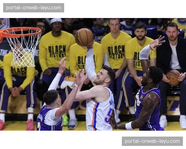 湖人vs勇士关键卡位战前瞻:两队胜场差仅1.5,季后赛门票争夺白热化 湖人vs勇士关键卡位战前瞻:两队胜场差仅1.5,季后赛门票争夺白热化