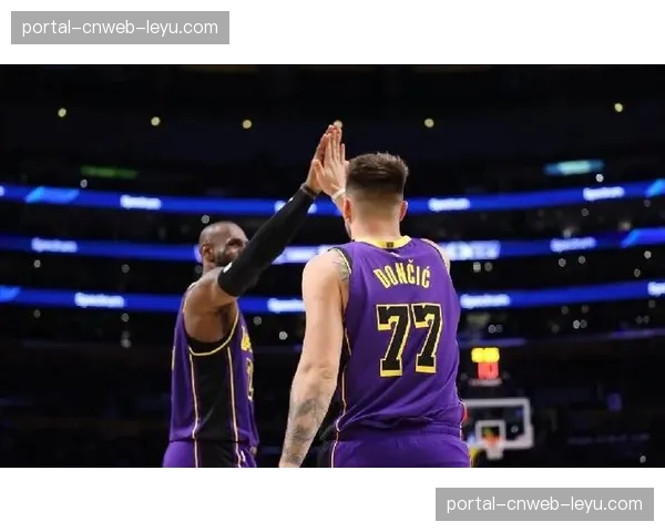 全美直播焦点战:洛杉矶德比,快船与湖人的季后赛排位关键战 全美直播焦点战:洛杉矶德比,快船与湖人的季后赛排位关键战